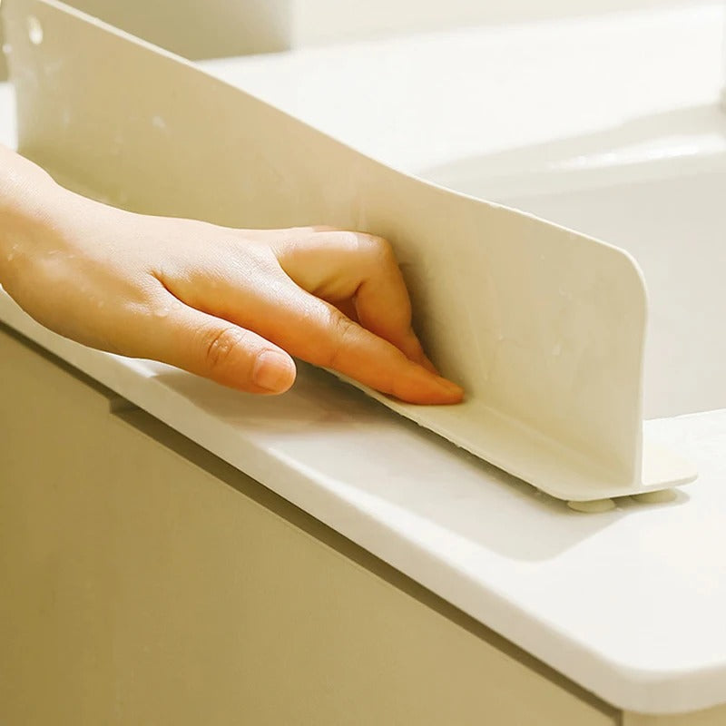 🚿💧 حاجز السيليكون الذكي ضد تسرب الماء – الحل العصري لحماية مطبخك وحمامك من الفوضى ! (TK)
